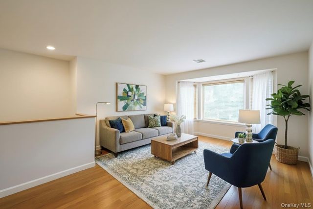 54 Farmington Lane, Melville, NY 11747