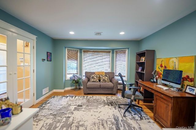 54 Farmington Lane, Melville, NY 11747