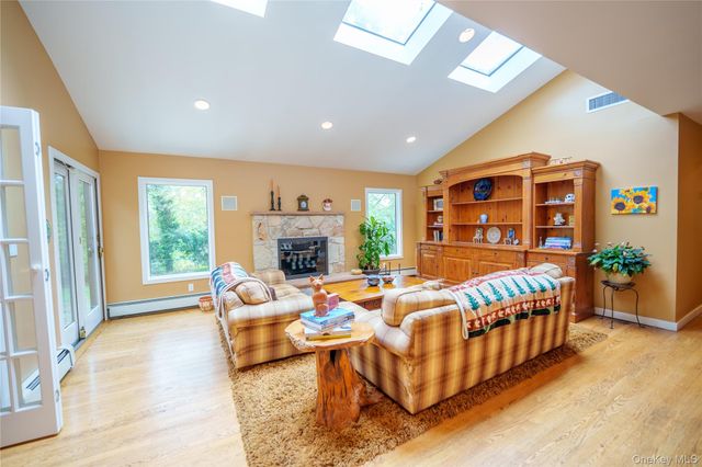 54 Farmington Lane, Melville, NY 11747