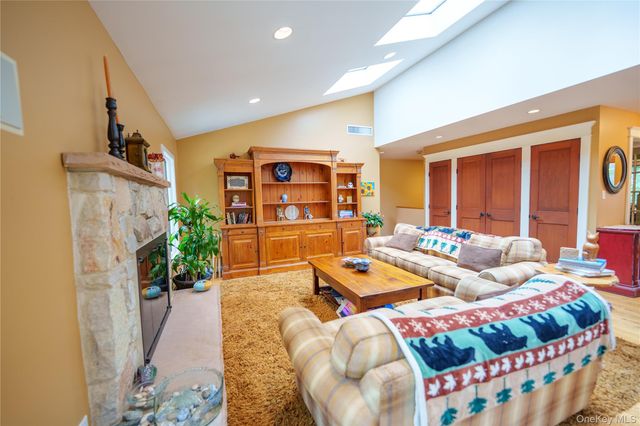 54 Farmington Lane, Melville, NY 11747