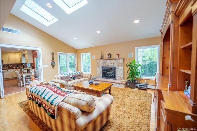 54 Farmington Lane, Melville, NY 11747