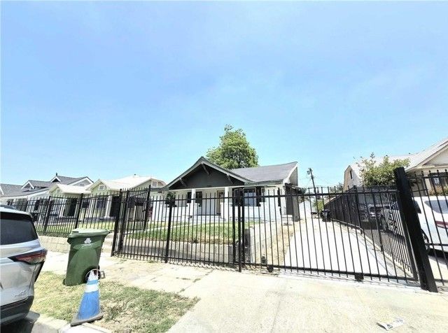 1225 W 41st 1227, Los Angeles, CA 90037
