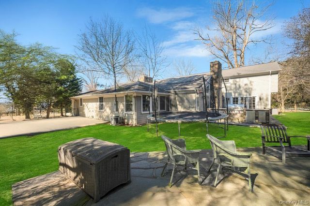 3 School House Lane, Great Neck, NY 11020