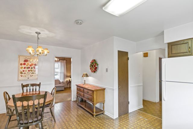 815 Knightsbridge Lane, Schaumburg, IL 60195