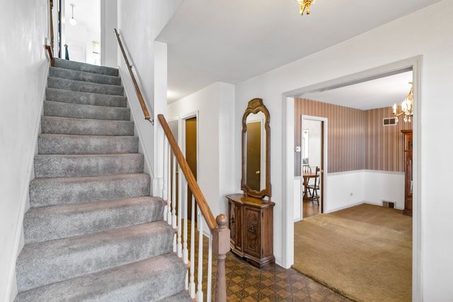 815 Knightsbridge Lane, Schaumburg, IL 60195