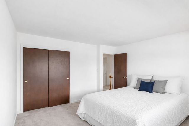 815 Knightsbridge Lane, Schaumburg, IL 60195