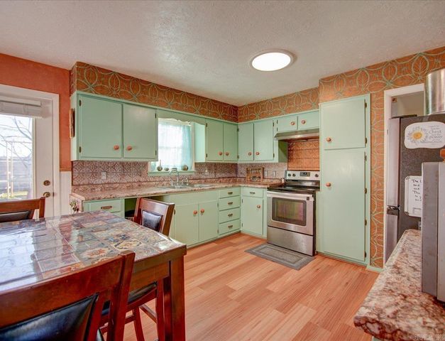 203 Sunset Bay Road, Hot Springs, AR 71913