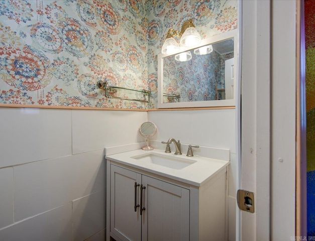 203 Sunset Bay Road, Hot Springs, AR 71913