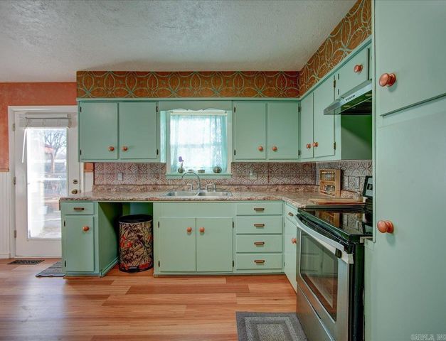 203 Sunset Bay Road, Hot Springs, AR 71913