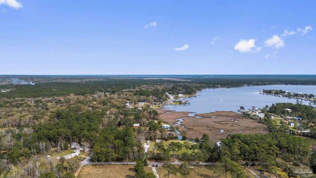 7524 Petersen Pt Rd, Milton, FL 32583