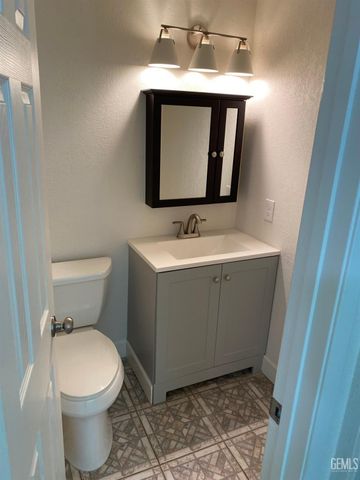 5900 Almendra Avenue C, Bakersfield, CA 93309