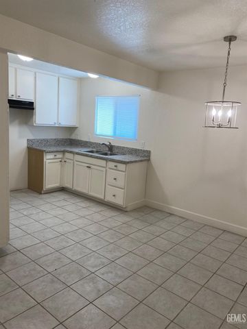 5900 Almendra Avenue C, Bakersfield, CA 93309