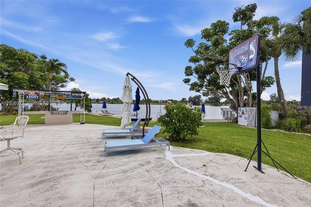 1040 Crystal Lake Dr 3 3, Deerfield Beach, FL 33064