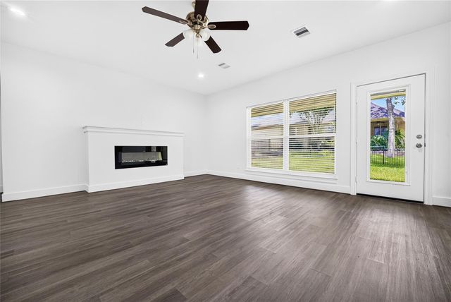 229 Blue Hill Drive, Montgomery, TX 77356