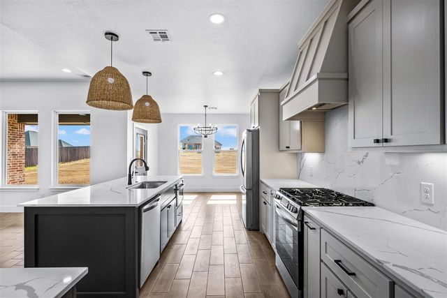 5701 Tadpole Dr, Elgin, OK 73538