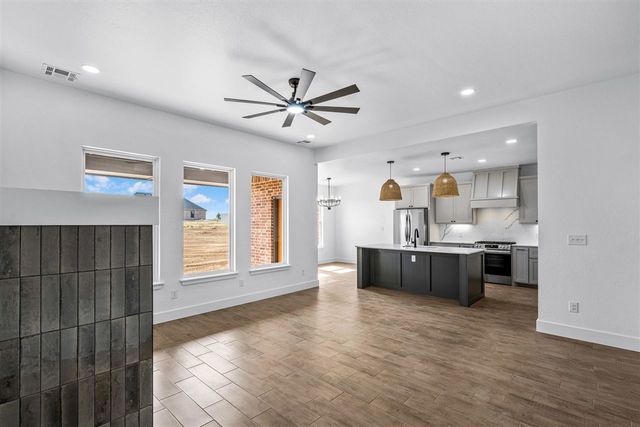 5701 Tadpole Dr, Elgin, OK 73538