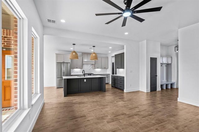 5701 Tadpole Dr, Elgin, OK 73538