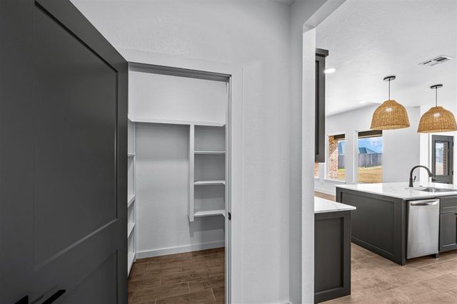 5701 Tadpole Dr, Elgin, OK 73538