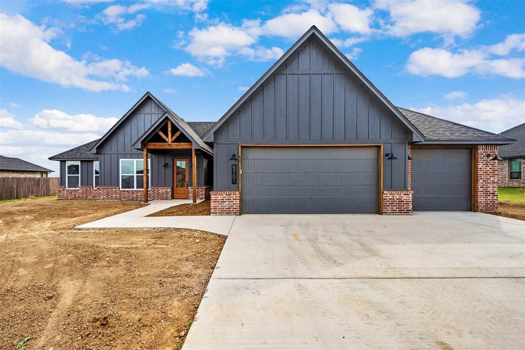 5701 Tadpole Dr, Elgin, OK 73538
