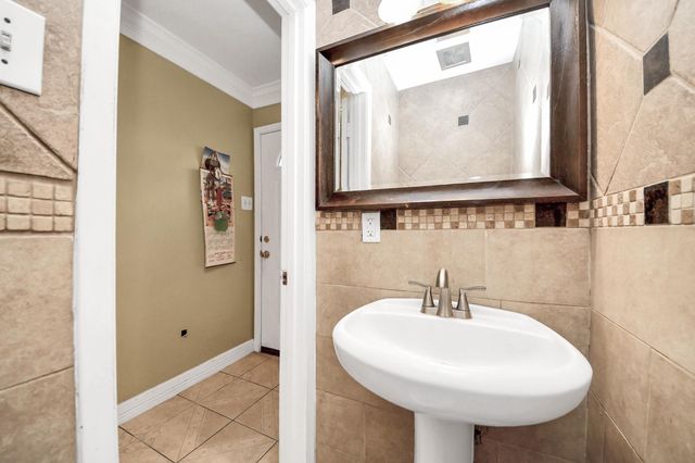7747 Leonora, Houston, TX 77061