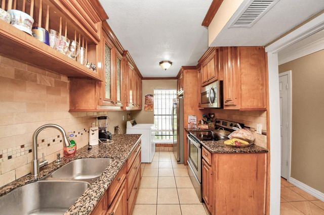 7747 Leonora, Houston, TX 77061