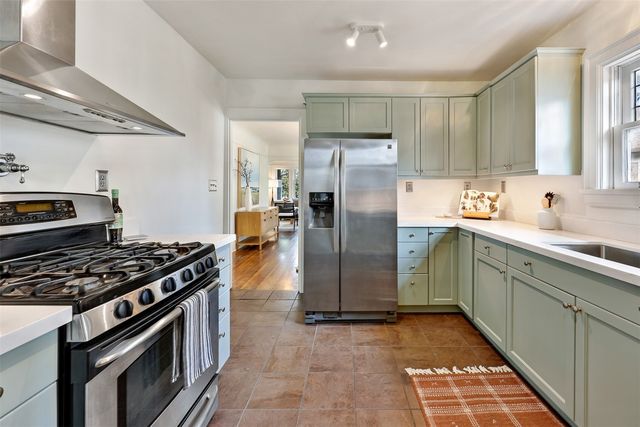 2305 NW 85th Street, Seattle, WA 98117