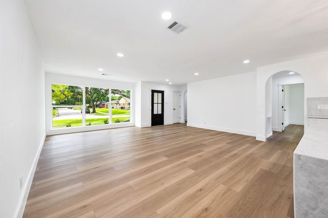 10814 Moonlight Dr Drive, Houston, TX 77096
