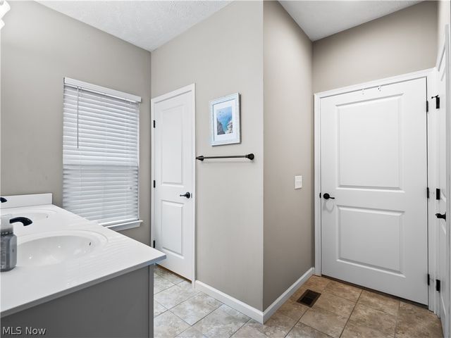 8898 Harvest Ridge Way, North Ridgeville, OH 44039