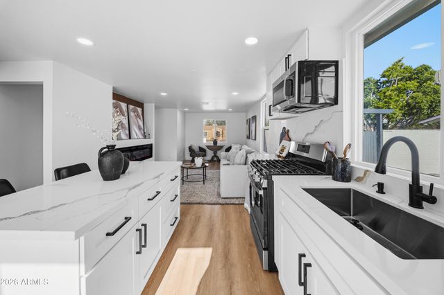 934 S PIONEER Street, Mesa, AZ 85204