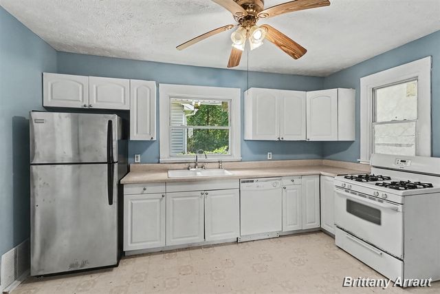 904 Riverview Avenue, Lansing, MI 48915