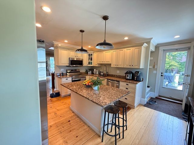38 Salem St B, Reading, MA 01867