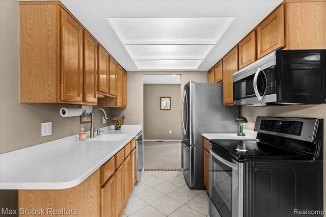 356 Willow Grove Lane, Rochester Hills, MI 48307