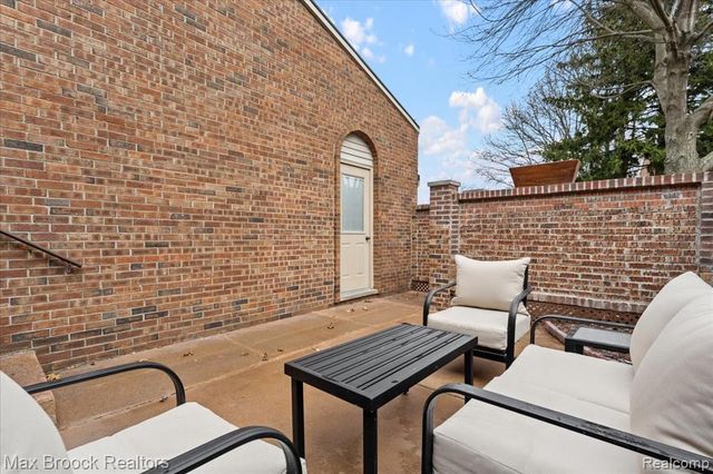 356 Willow Grove Lane, Rochester Hills, MI 48307