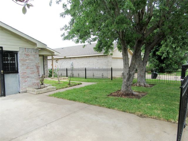 10415 Blackjack Oaks Drive, Dallas, TX 75227