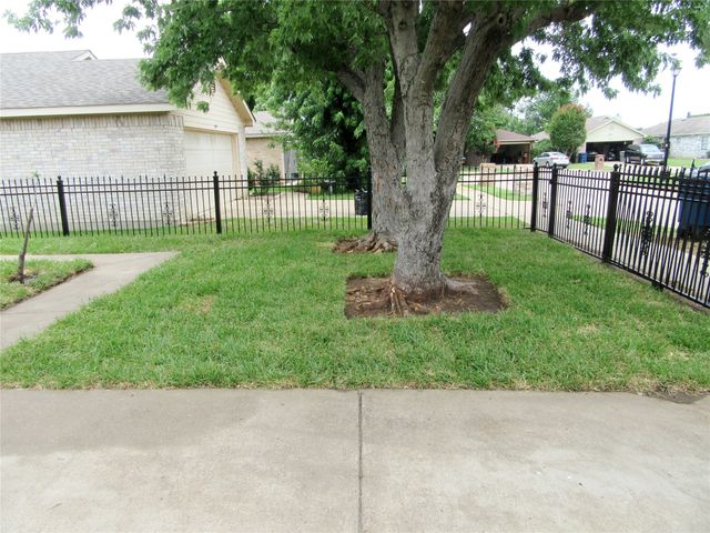 10415 Blackjack Oaks Drive, Dallas, TX 75227