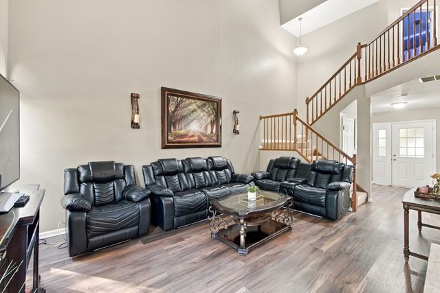 1055 Woodhill Court, Elgin, IL 60120