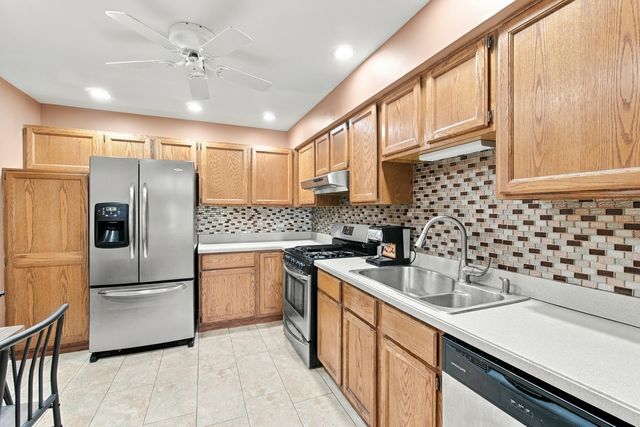 1055 Woodhill Court, Elgin, IL 60120