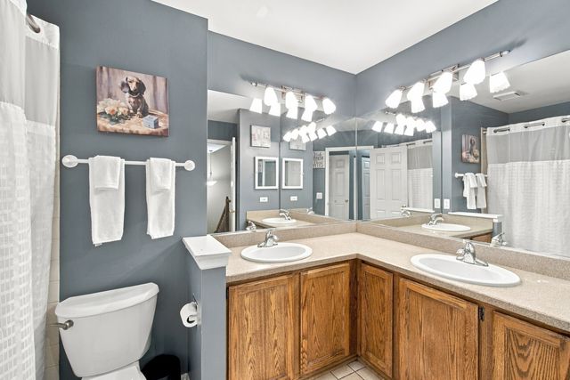 1055 Woodhill Court, Elgin, IL 60120