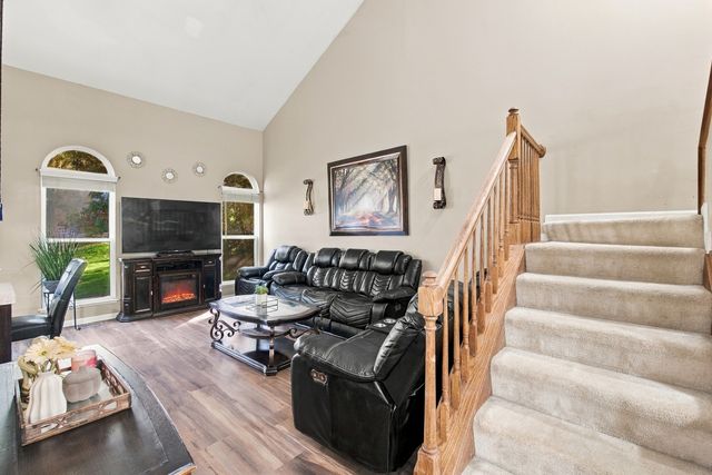 1055 Woodhill Court, Elgin, IL 60120