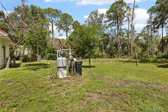 4714 Highway 40 W, Yankeetown, FL 34498