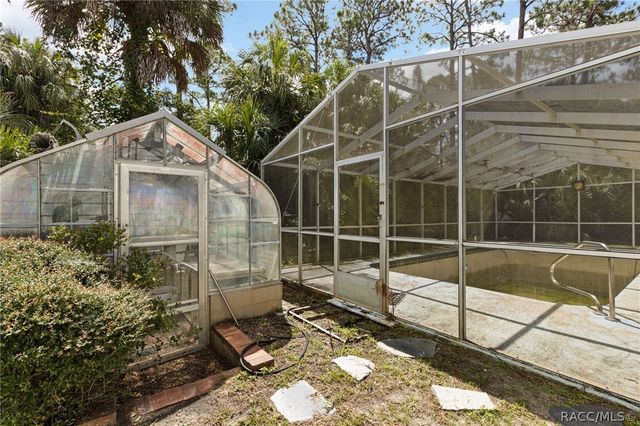4714 Highway 40 W, Yankeetown, FL 34498