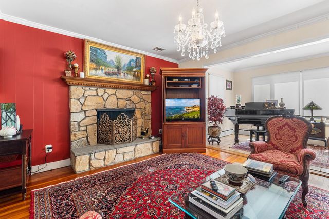 46 Riggs Place, Locust Valley, NY 11560