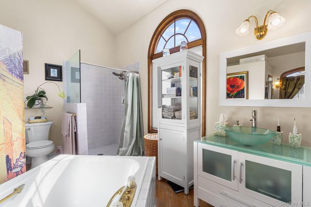 46 Riggs Place, Locust Valley, NY 11560