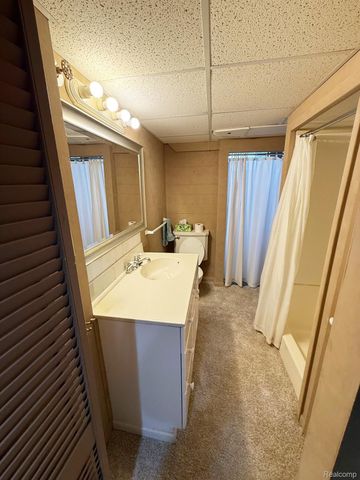 34915 Chestnut Street, Wayne, MI 48184