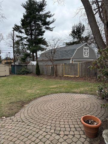 34915 Chestnut Street, Wayne, MI 48184