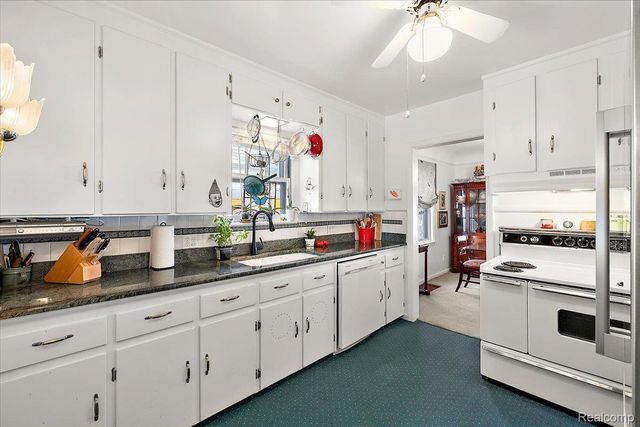 34915 Chestnut Street, Wayne, MI 48184