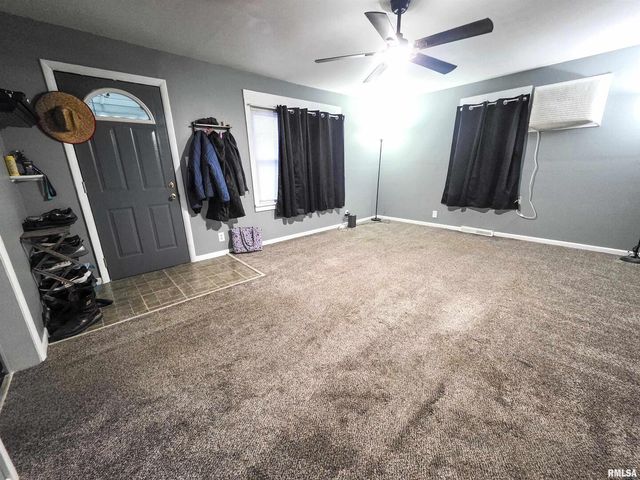 1037 E 3RD Street, Flora, IL 62839