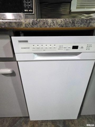 1037 E 3RD Street, Flora, IL 62839