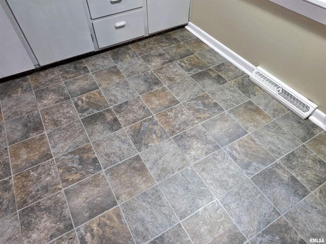 1037 E 3RD Street, Flora, IL 62839