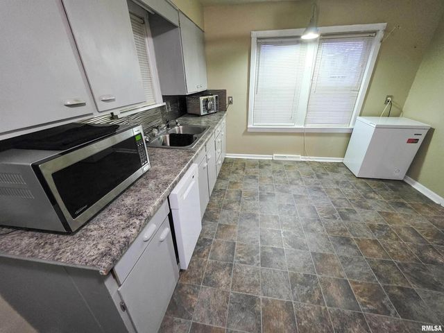 1037 E 3RD Street, Flora, IL 62839